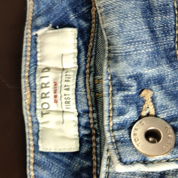 🔶 Torrid distressed denim shorts #129 - Picture 5 of 9